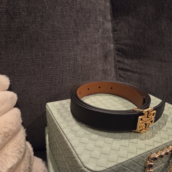 Tory Burch Elegant Black/ Brown Reversible Belt with Gold Emblem - Picture 3 of 10